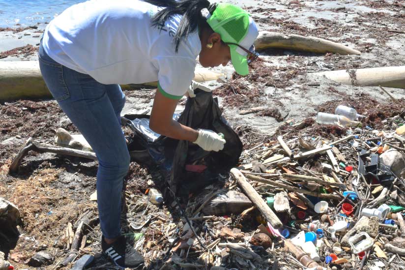 Colaboradora recogiendo escombros en Samaná