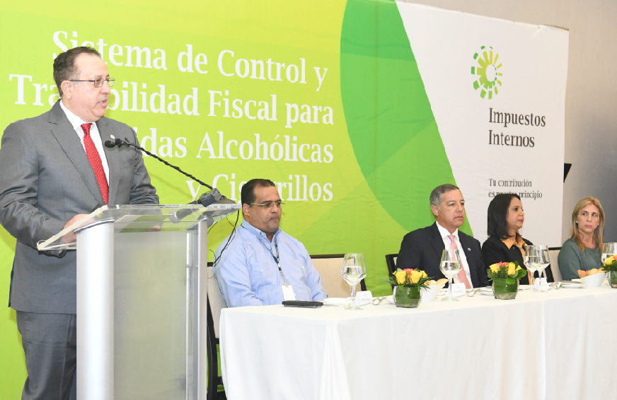 Magín J. Díaz partipando en el lanzamiento de el Sistema de Control y Trazabilidad Fiscal de Bebidas Alcohólicas y Cigarrillos