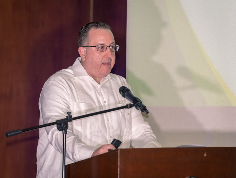 Magín Díaz participando en un conversatorio con autoridades y empresarios de la provincia La Altagracia