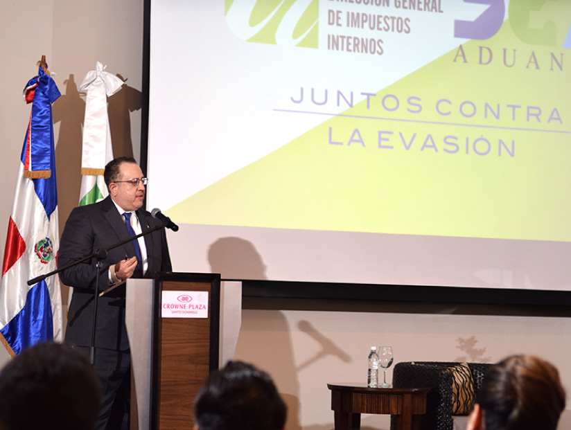 Magín J. Díaz participando en el encuentro "Juntos contra la evasión" de la DGII y la DGA