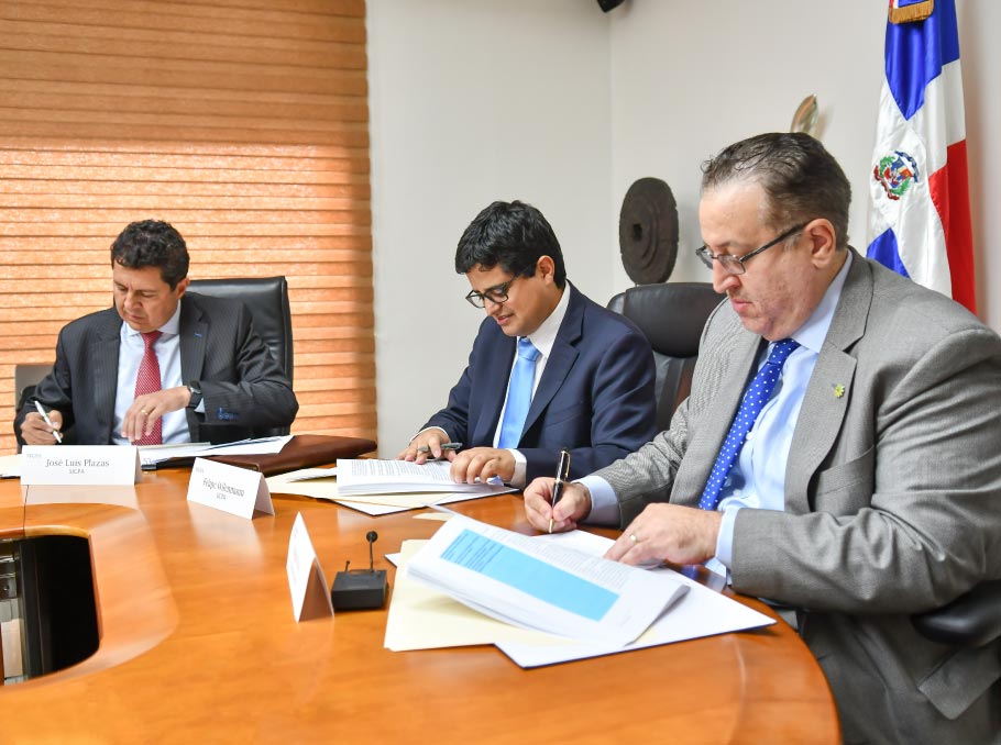 Directivos de SICPA y DGII firmando acuerdo