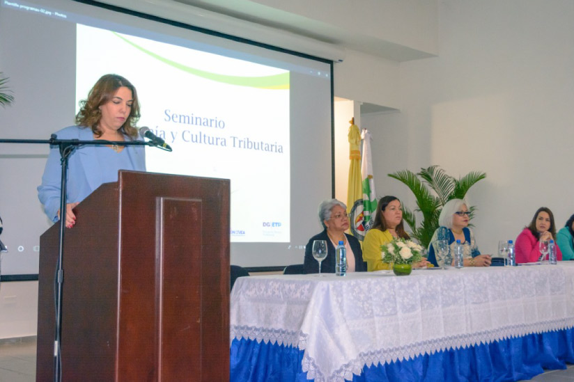 Rita Mena participando en el Seminario Ciudadanía y Cultura Tributaria llevado a cabo por la DGETP y la PUCMM