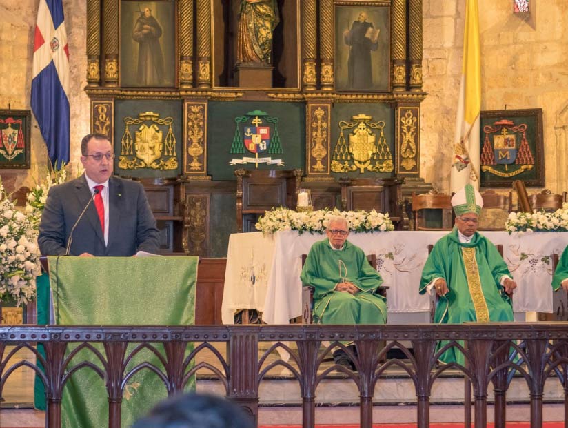 Magín Díaz en la catedral primada de América conmemorando la misa de acción de gracias 21 aniversario