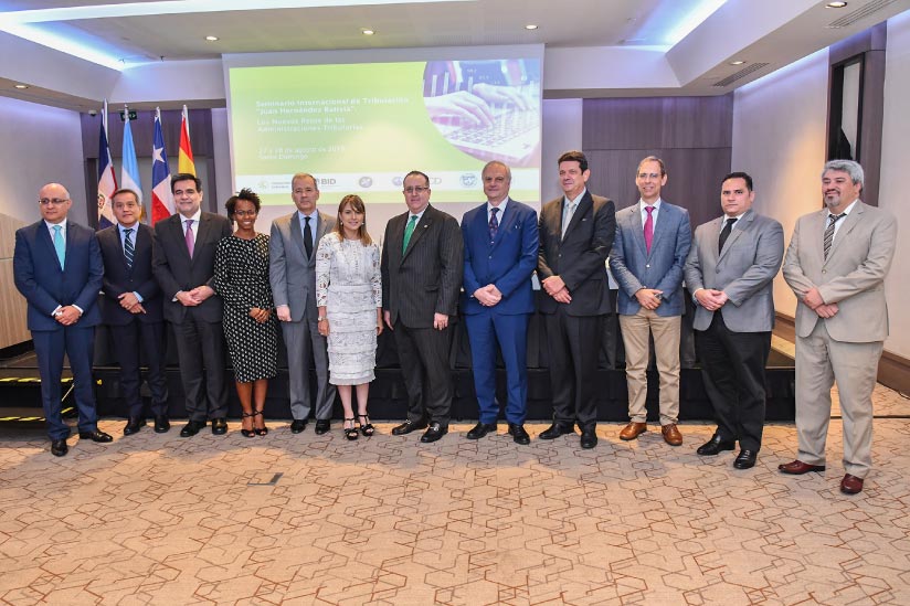 Invitados y expositores del seminario internacional de tributación junto al director general Magín Díaz