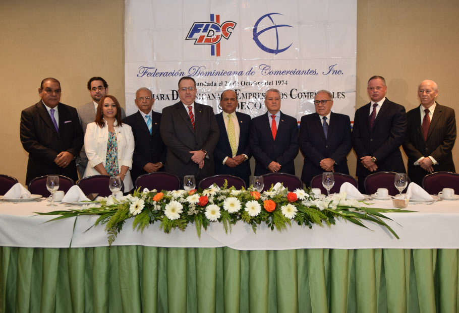Magín Díaz junto a integrantes de la Federación Dominicana de Comerciantes (FDC)