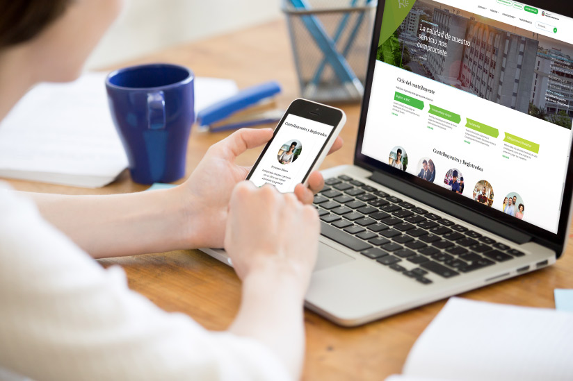 Vista del portal web de Impuestos Internos desde un celular y una laptop 