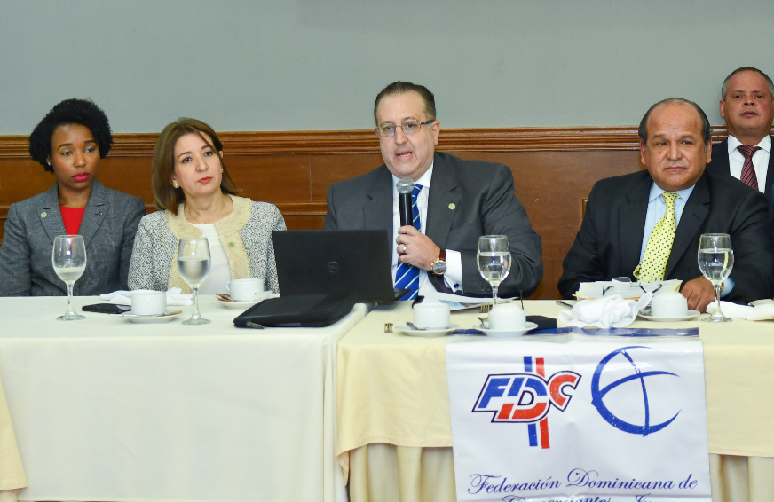 Equipo directivo de la DGII en el conversatorio con la Federación Dominicana de Comerciantes (FDC)